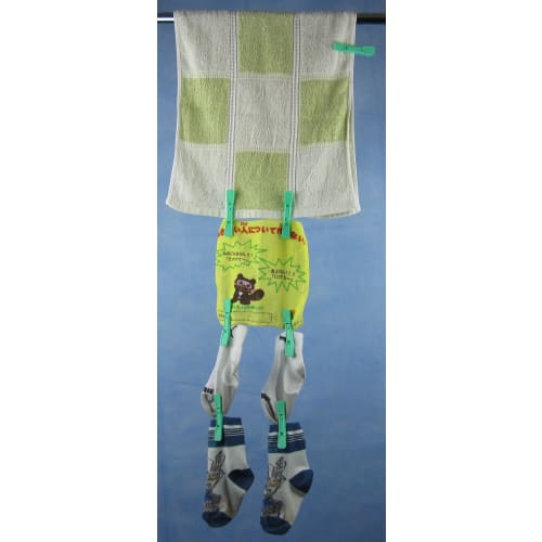 Clever Pegs: Clothespins that clamp from both sides