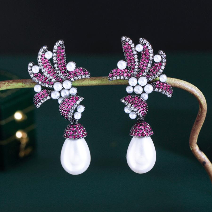 French Retro Elegant Pearl Leaf Court Style Earrings Slightly Inlaid Zircon Fringed Flower Premium Earrings