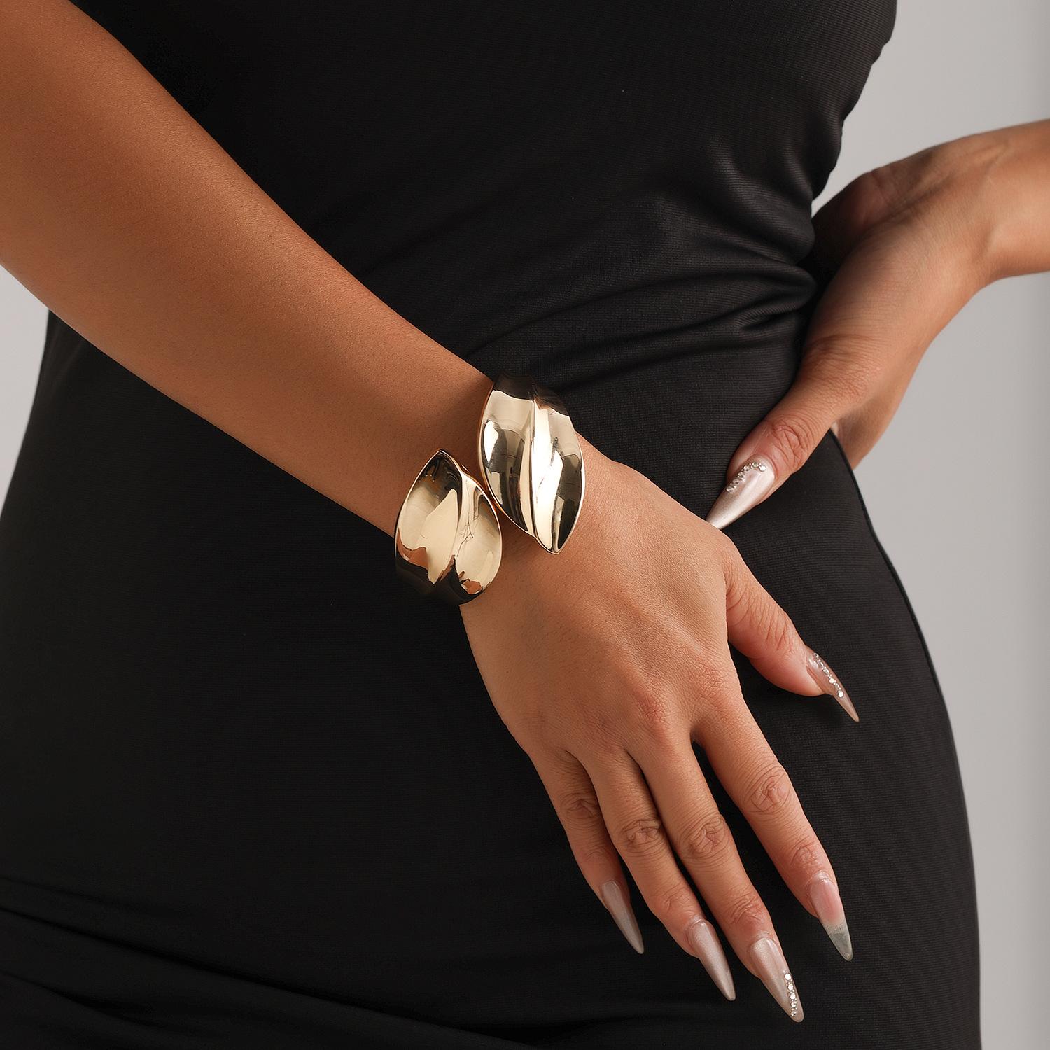 

Массивный Панк Преувеличенный Золотой Цвет Широкий Лист Большой Отверстие Браслет для Женщин Девушек Повседневная Вечеринка Металлические Украшения