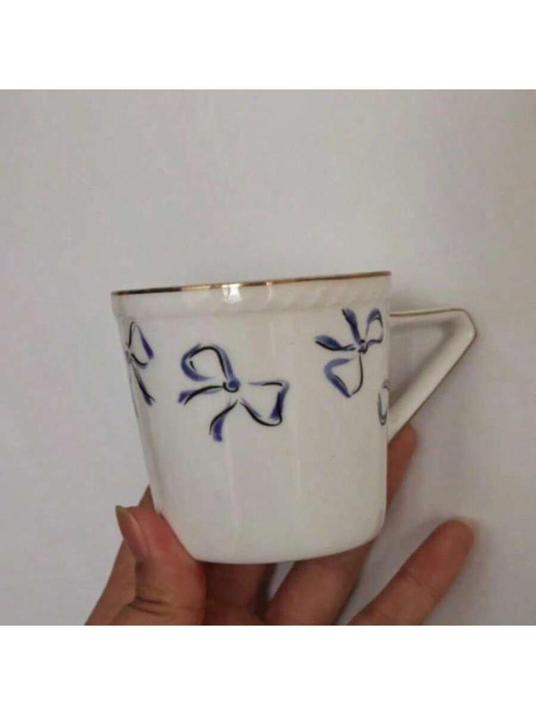 YSL elegantes lila Schleife Kaffeetassen- und Untertassenset, Vintage Bone China Teetasse, verziert mit goldgeprägten Details am Rand, ein romantisches Geschenk.