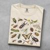 T-shirt con Bugs anni '90, Maglietta Grafica Vintage con Insetti da Entomologia, Farfalla Scarabeo Fungo Arte Naturale, Idea Regalo per Amante della Natura dell'Entomologia, Stile Tatuaggio