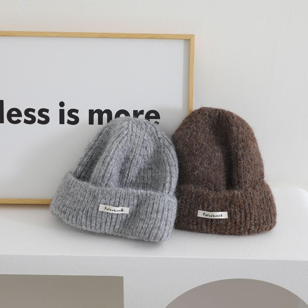 Japanese Simple Letter Pattern Labeling Knitted Hat for Women In Autumn and Winter New Warm and Thickened Cold Hat Showing A Small Face