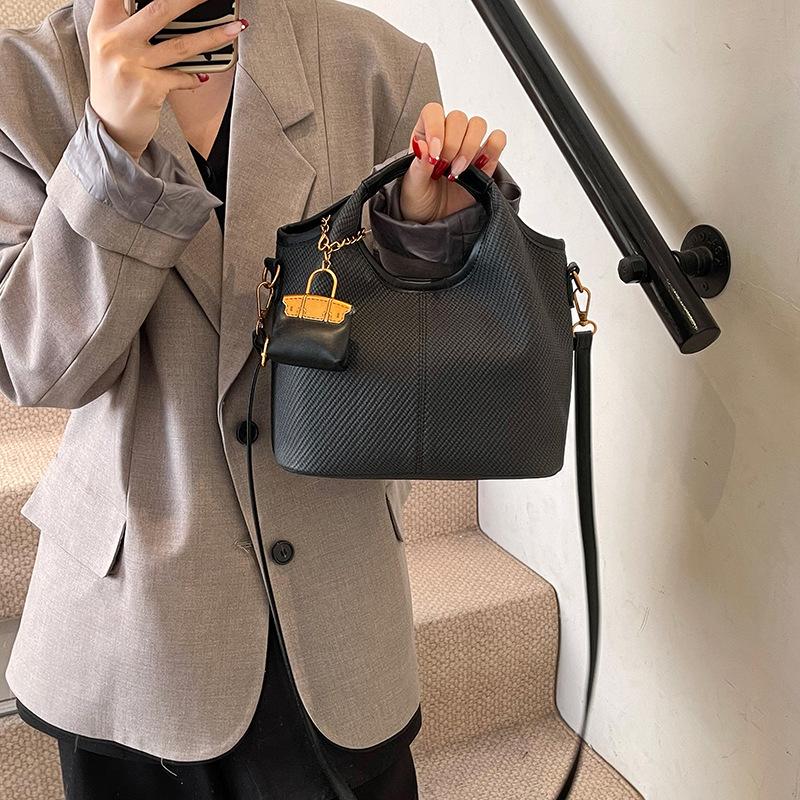 

Ретро модная повседневная портативная сумка-ведро 2025 зима новая простая и универсальная сумка через плечо премиальная сумка-мессенджер