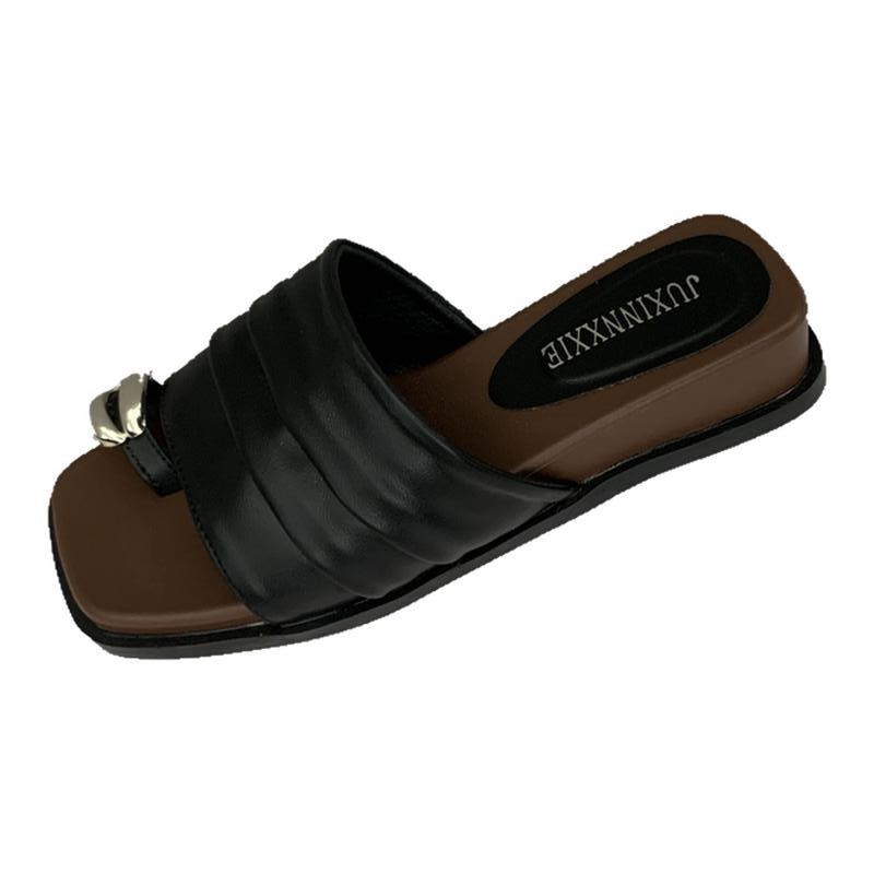 Mode plissierte Ein-Wort-Schlepp-Schrägabsatz Zehensteg-Slipper Damen Sommerbekleidung neu Metallschließe schöne coole Slipper