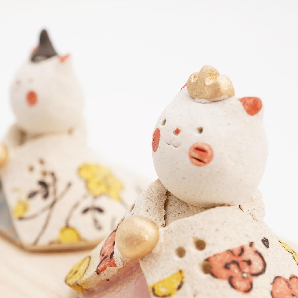 Fukubeya Seto Ware Hina Dolls, Peach Blossom Design, Cat Hina Dolls, with Stand and Screen, Modern and Cute, Perfect for Gifts (Cat)