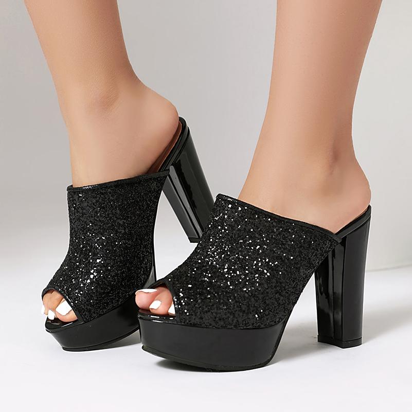 Glitzernde Hausschuhe in Übergröße mit extra hohem Absatz und dickem Plateau, funkelnd und elegant