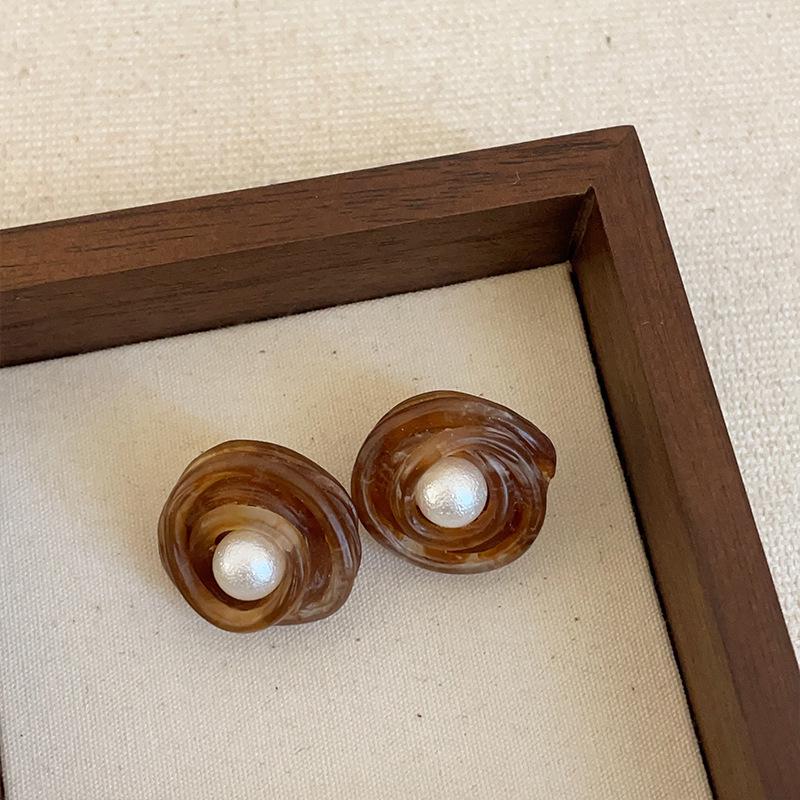 Exquisite Maelard Brown Resin Stud Earrings for Women: High-End, Fashionable, and Versatile Autumn/Winter Ear Accessories
