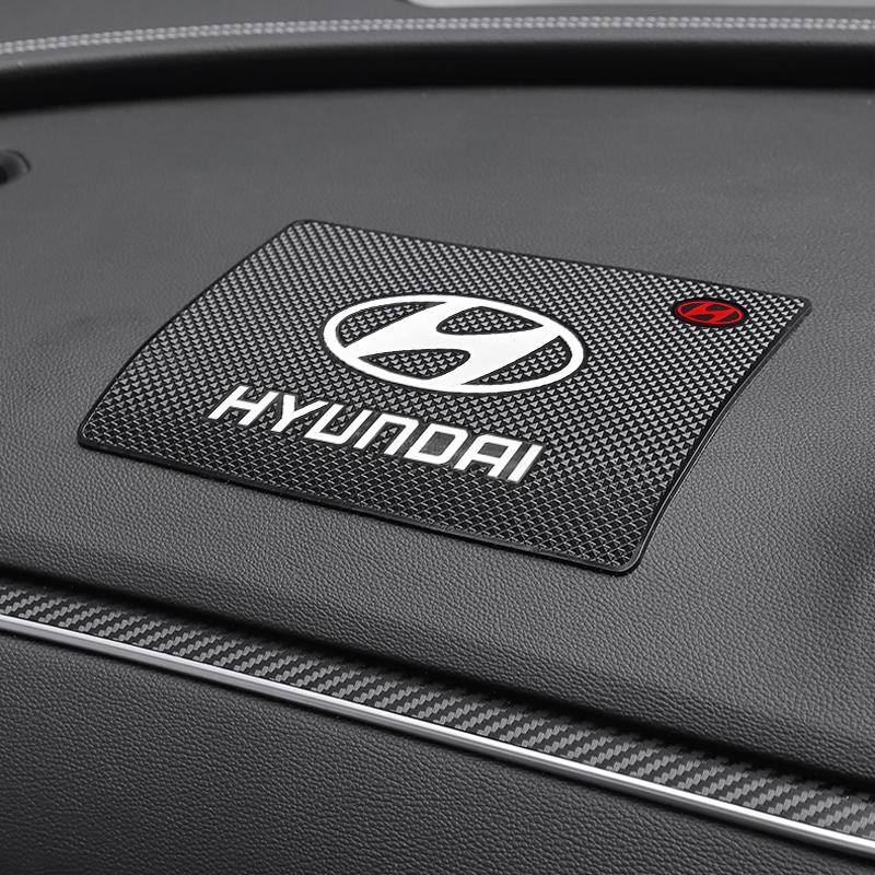 1Pcs Car Emblem Anti Slip Pad Phone Holder Non-Slip Mat Car Stlying For Hyundai I30 I20 IX35 I40 Tucson Getz Sonata Veloster Elantra Solaris