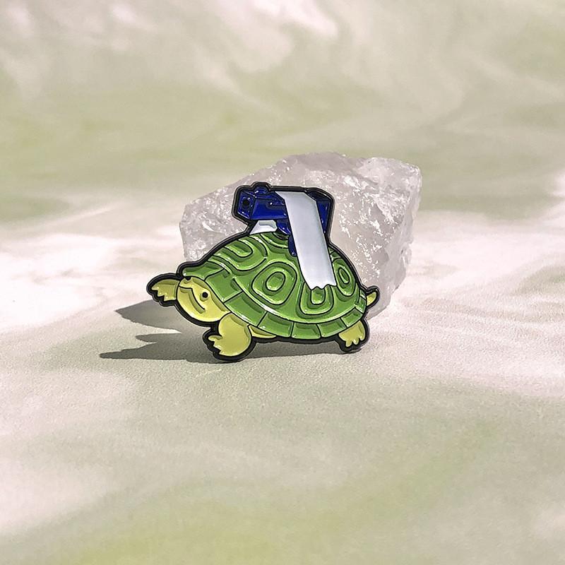 Creative Animal-themed Green Turtle Brooch With Gun Design Unique Alloy Pin For Fashion Accessories