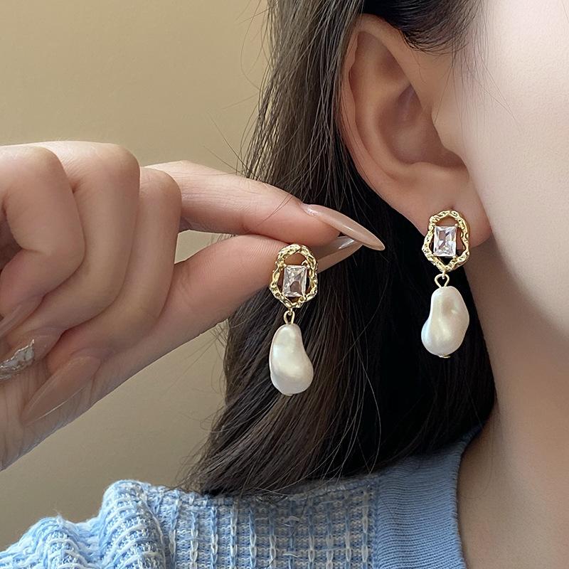 French pearl oval shell earrings white flower high-end stud earrings fashion temperament light luxury earrings women