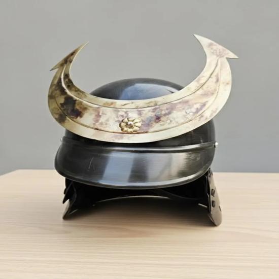 Handgefertigter Stahl-Samuraihelm mit Mondsichel-Kamm – Mittelalterliche Kabuto-Rüstungsreplik, Tragbarer Kriegerhelm, Sammlergeschenk