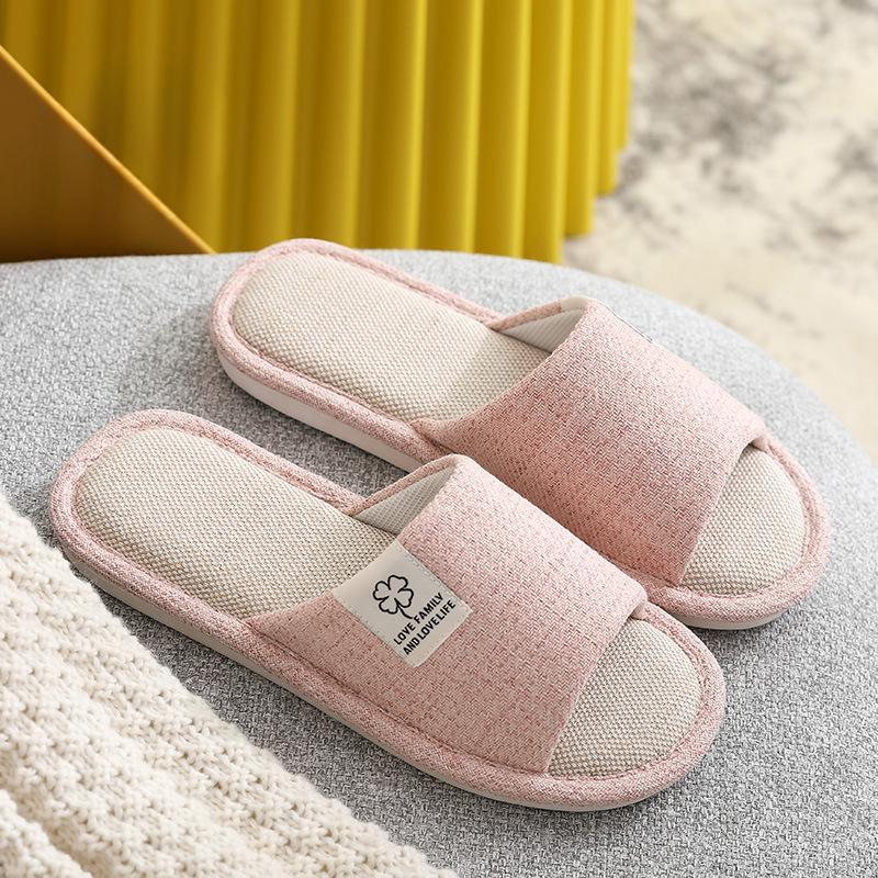 Nowe buty domowe i kapcie do użytku domowego są antypoślizgowe