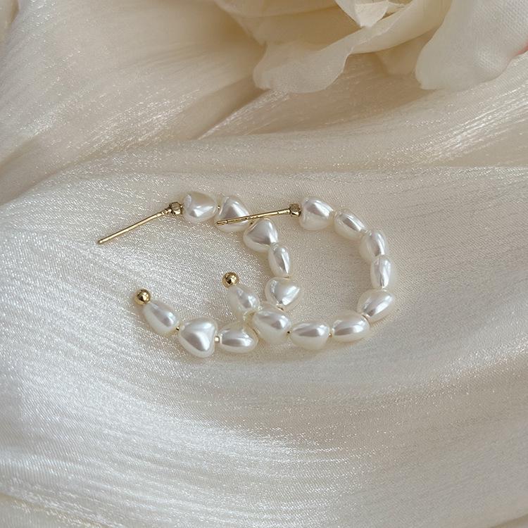 Elegant Retro Heart Pearl C-Shaped Stud Earrings for Women, High-End Feel S925 Sterling Silver Needle.