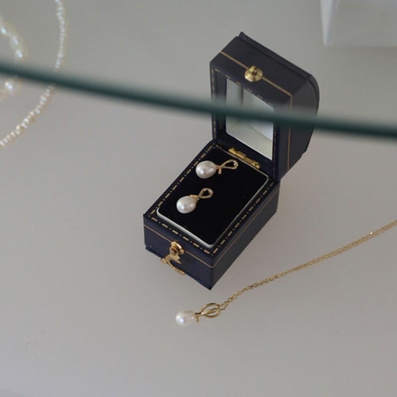 Orecchini moderni in oro 14k con perle d'acqua dolce a filo