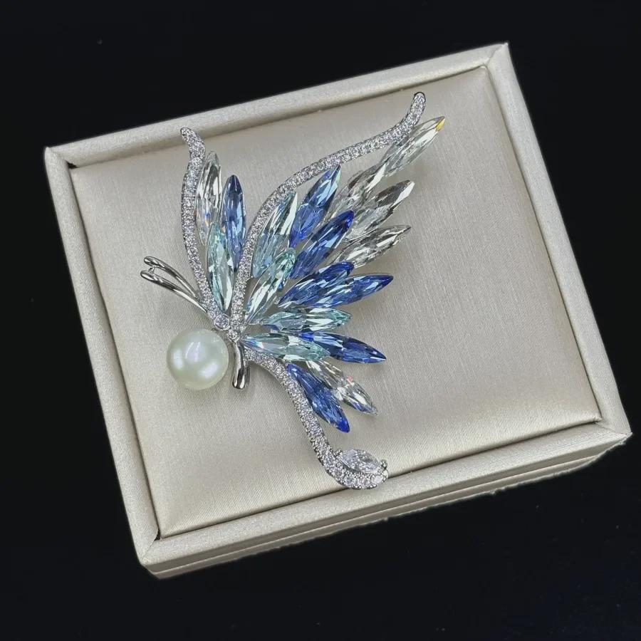 Elegant Gradient Crystal Butterfly Brooch for Women - Luxurious High-End Accessory for Suits and Coats