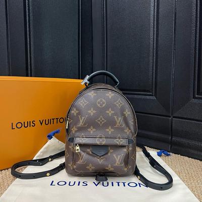 [Použitý] Palm Springs Mini Hnědý Potahovaný Plátno Monogram Batoh Se Zlatým Kováním - Velmi Dobrý #9EZVQ5