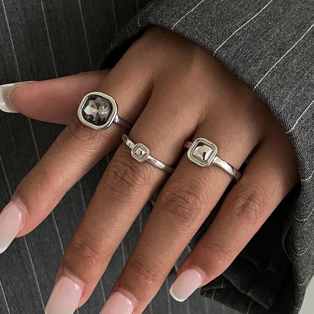 Neuer Grauer Kristall Geometrischer Ring Damen Minimalistisches Design Silberfarbe Quadratische Fingerringe Asymmetrischer Zirkon Tägliche Wear Schmuck