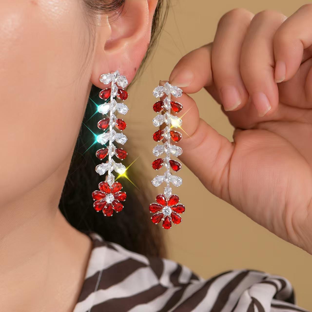 Французская роскошь, элегантные серьги с красными цирконами в виде цветов, универсальные аксессуары для вечернего платья, визуально стройнящие лицо, модные длинные серьги