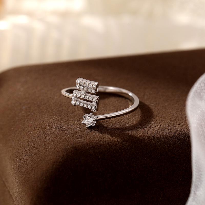 Bague de luxe pour femme Banyan Tree en argent avec nom de famille - Design personnalisé haut de gamme pour l'index