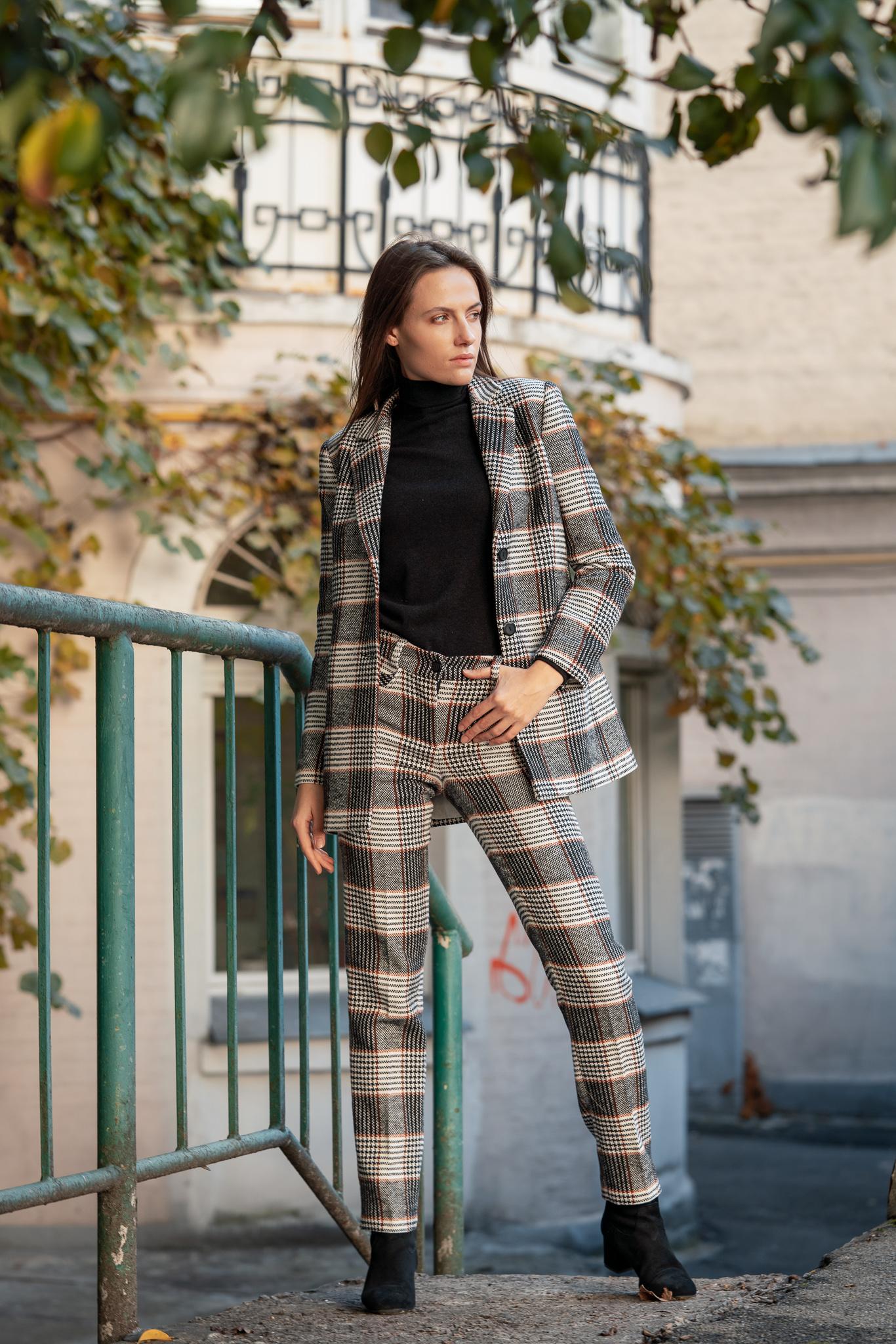 

Штани в яскраву клітку звужена модель 38 сіро блакитний колір