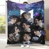 Modische B-BTS Kpop Flanelldecke, Ultraweiche Warme Plüschdecke für Zuhause Schlafzimmer Bett Sofa Abdeckung Büro Camping Picknick Geschenk