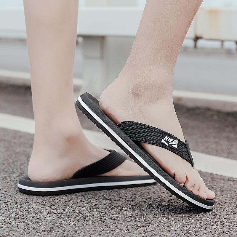 Wearing flip-flops outside, men's summer new soft-soled non-slip solid-color pinch splint slippers, beach shoes