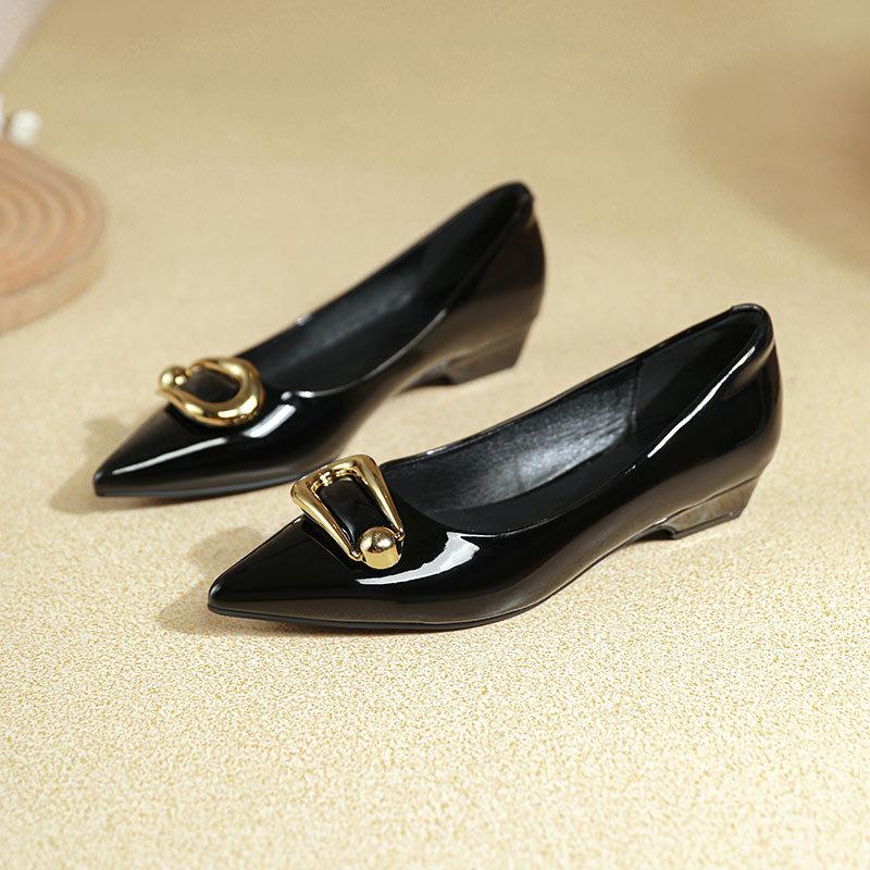 

Французские туфли-лодочки с острым носком телесного цвета на толстом высоком каблуке, не утомляют ноги, новинка 2025 года, весна-осень, лакированная кожа, с открытым вырезом, на низком каблуке, женские туфли 39 чёрный