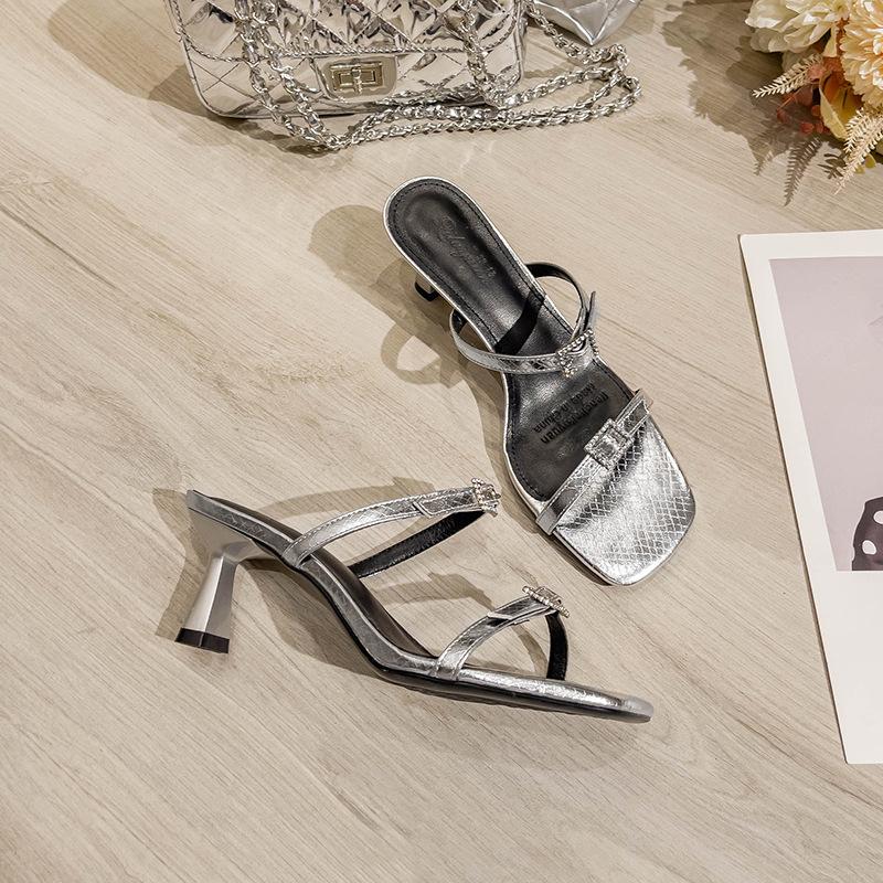 Silberne High-Heel-Slipper Damen Sommer Outdoor-Mode dünne Absätze 2025 neue Feenwind Ein-Wort-Slipper eckige Zehen coole Slipper