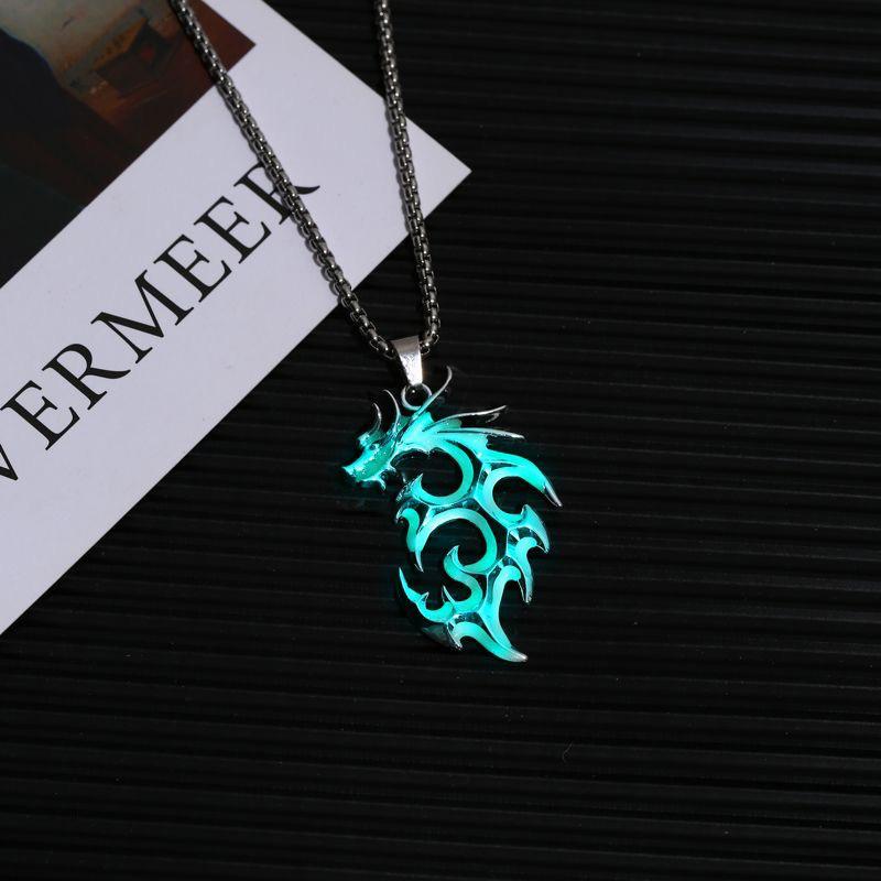 Collier Dragon Flamme Lumineuse Personnalité Punk Lumineux Pendentif Lumineux Brille dans le Noir Chaîne de Pull Collier Lumineux Bijoux Hiphop