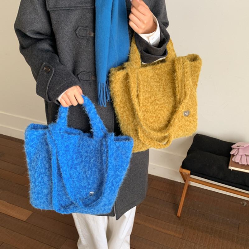 Soft Canvas Ladies Tote Bag With Seaming Details And Inner Phone Pocket For Commuting