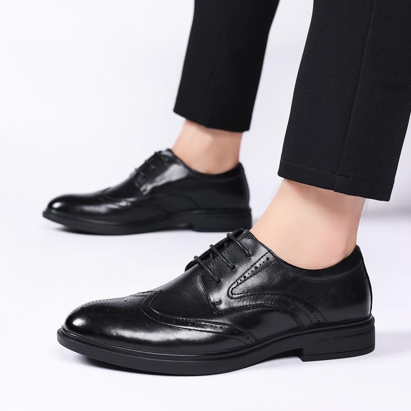 The first layer of cowhide new men's leather shoes Brock carved leather casual men's soft-soled pointed men's shoes