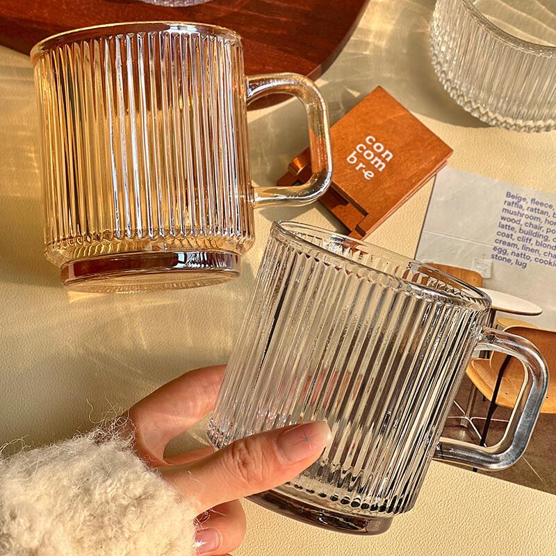 Pruhovaný skleněný hrnek s uchem v Ins stylu