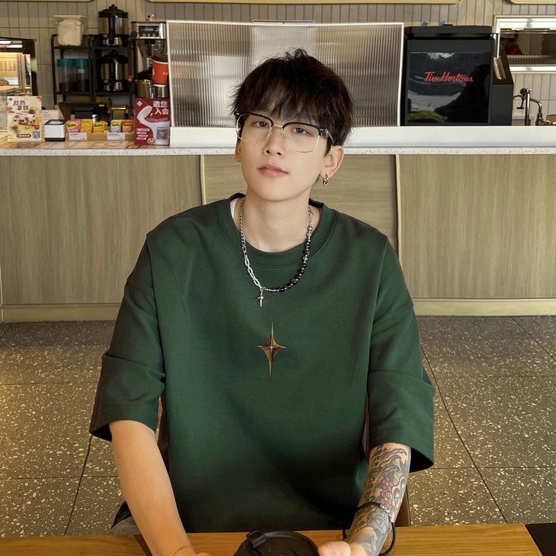 Tricou de bărbați alb cu mânecă scurtă, la modă, casual, cu croială largă, bumbac pur, stil de vară high street.