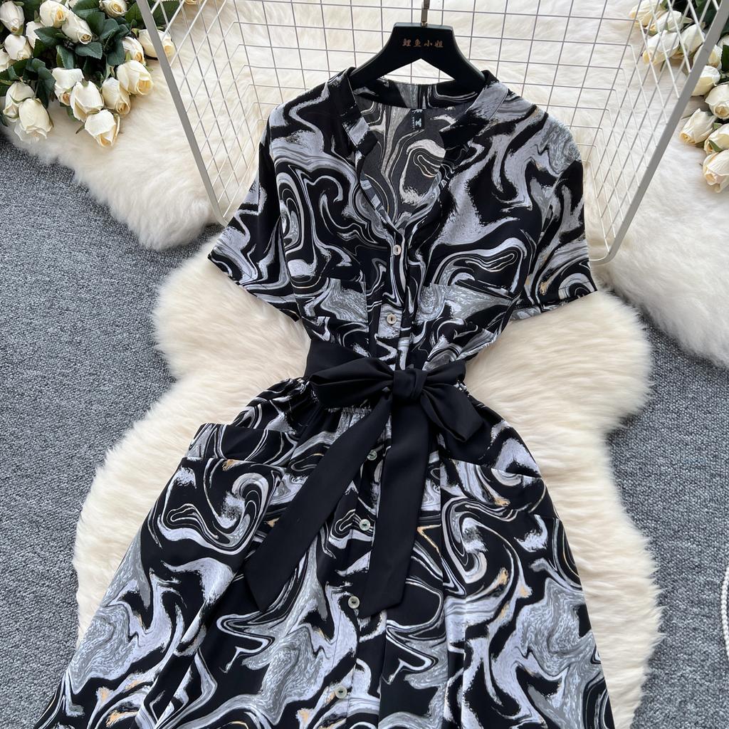 Letní dámské tištěné midi šaty s vintage výstřihem do V, krátkým rukávem a vysokým pasem, áčkové, jednořadé, ležérní šněrovací šaty