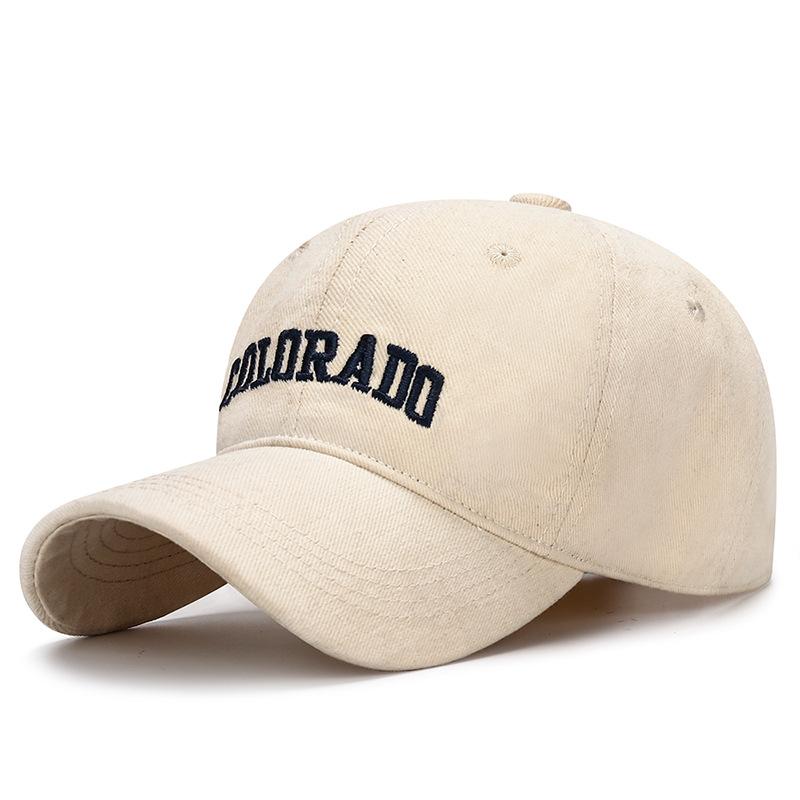A Big-headed Letter Cap with A Soft Top That Highlights The Face and A Small Ducky-tongued Baseball Cap