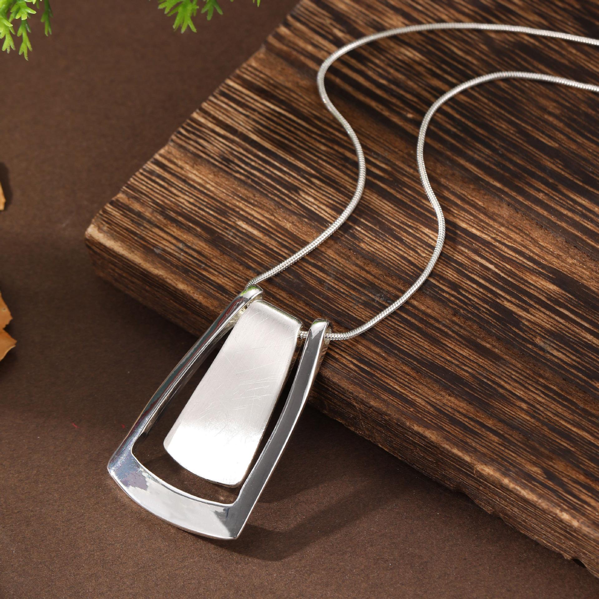 

Новий порожнистий геометричний матовий квадратний ланцюжок зміїна кістка , жіноче елітне квадратне намисто.