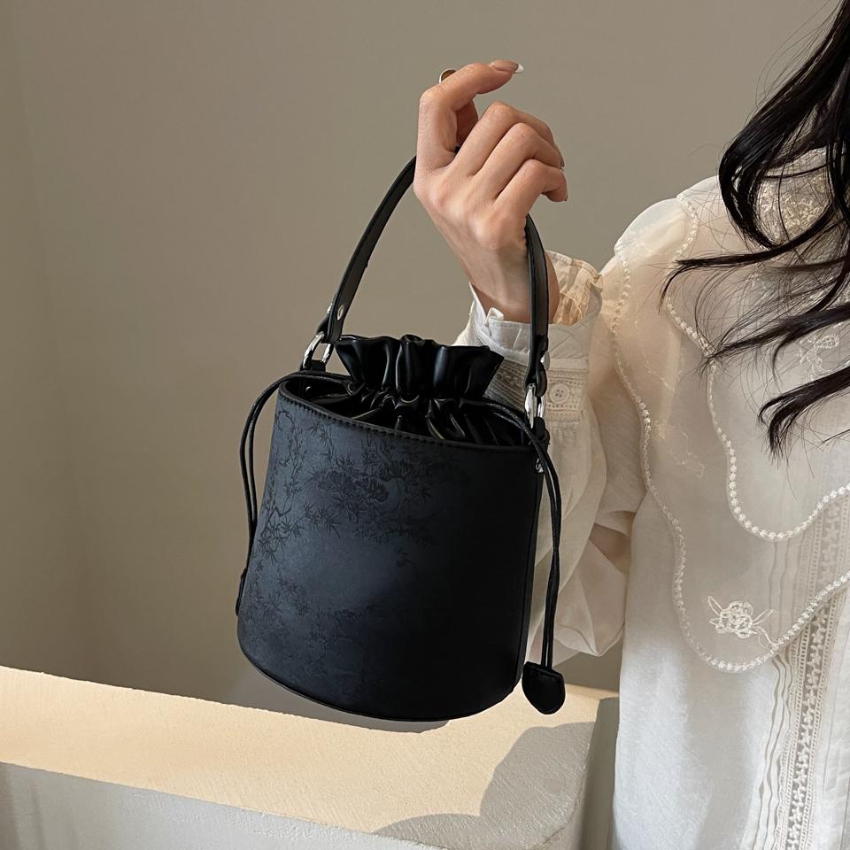 

Высококачественный материал PU, постепенный классический цвет, модный повседневный тренд, сумка-ведро может быть как через плечо, так и на одно плечо