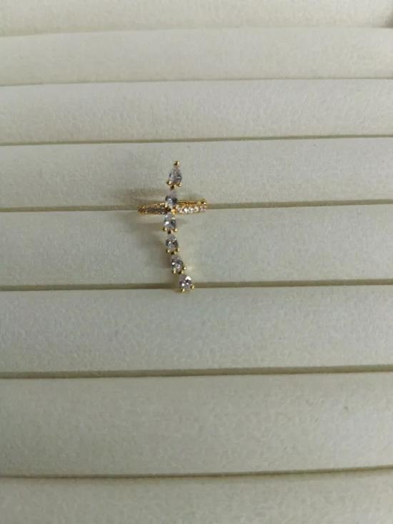 Gold-Plated Zirconia Water Drop Ear Clip, Luxury Design, No Piercing Required.