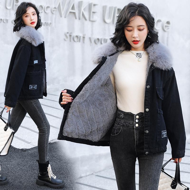 

Женская джинсовая куртка с меховым воротником - Теплая хлопковая подкладка, Свободный крой для осени и зимы (Стиль YQ8528) M (90-110 jin)