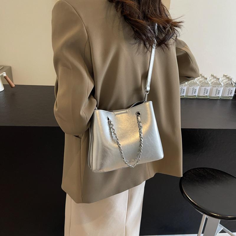 Summer new large-capacity bucket bag underarm bag fashion bag women's chain retro casual solid color shoulder bag tide