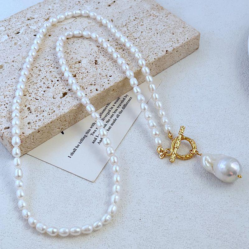 

Элегантное ожерелье из барочного жемчуга с подвеской неправильной формы