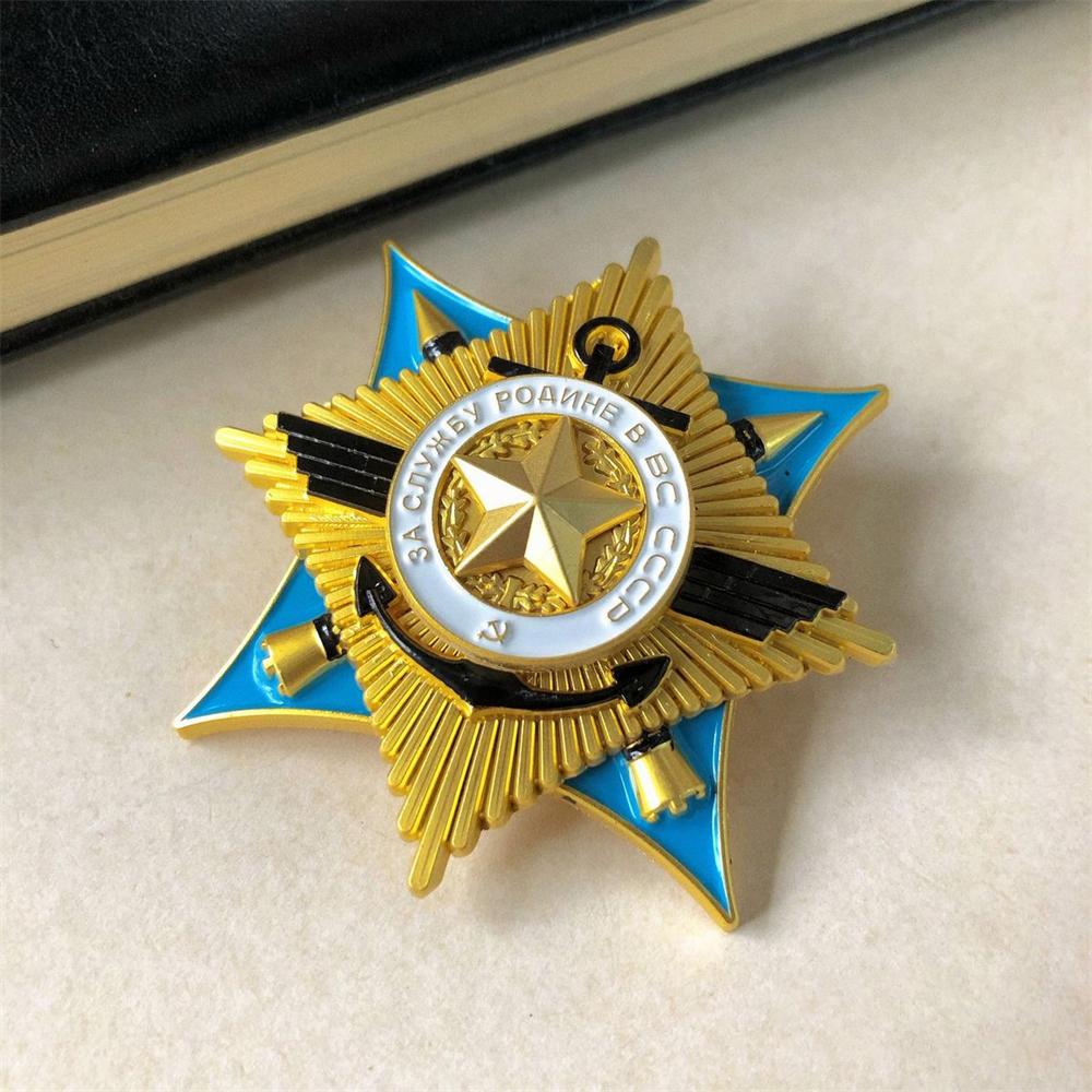 Репродукция российской металлической юбилейной медали Советской медали «Почетный Знак» и значков-орденов Медали Вооруженных Сил
