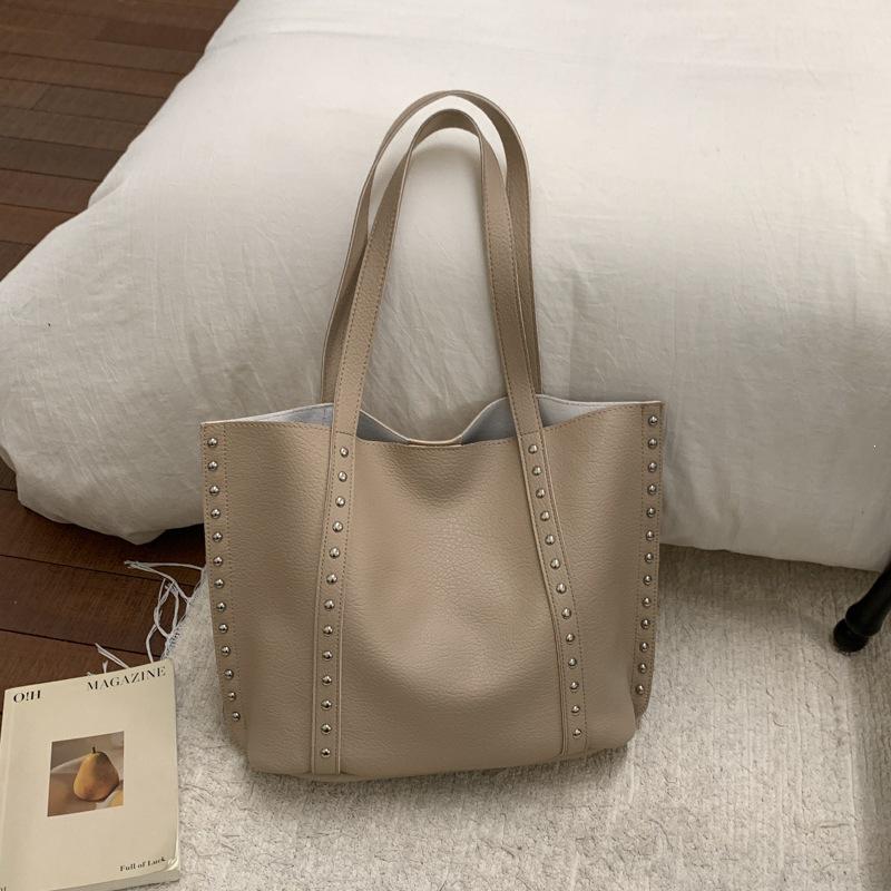 2026 Versatile Commuter Shoulder Bag - High-End Large Capacity with Rivets