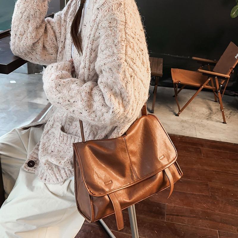 Vintage plant kneaded leather large-capacity bag, loose shoulder tote bag, high-end commuter messenger bag for women