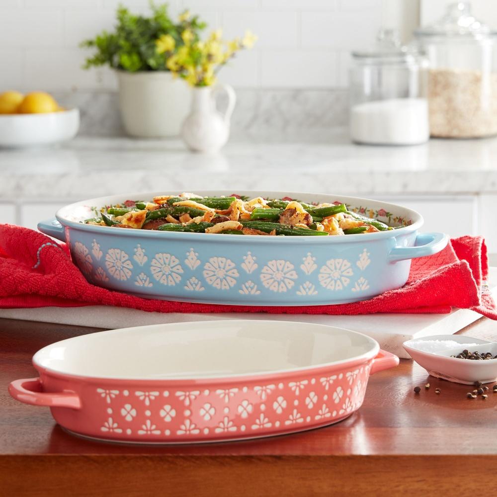 

Набор овальных керамических форм для запекания Sweet Romance в ассортименте цветов, 2 шт. Прочная каменная керамика, можно использовать в духовке, микроволновой печи, мыть в посудомоечной машине. Центральный элемент. United States