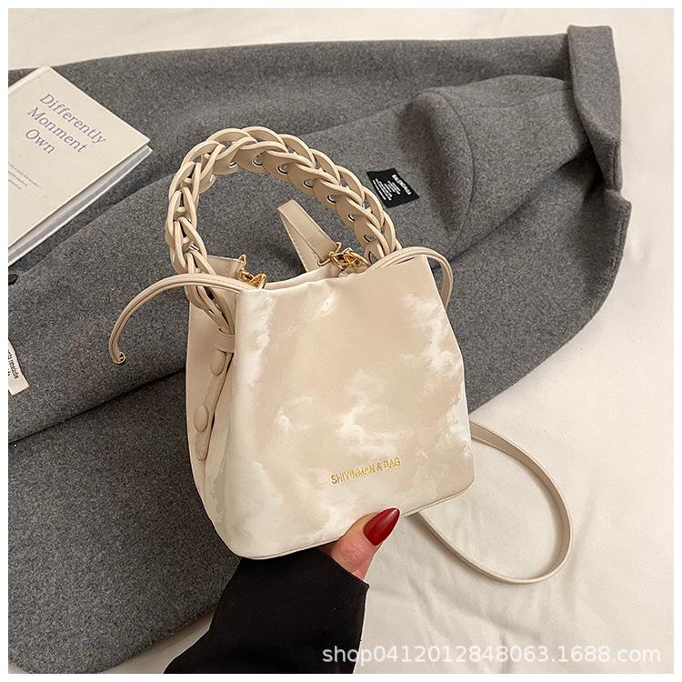 

Korean version of foreign-style woven portable bucket bag for women s 2025 spring new fashion pleated strap shoulder messenger bag белый