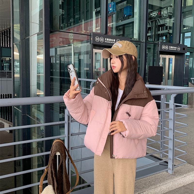 New cotton-padded clothes for women are loose and thickened in winter, cotton-padded jackets, and small jackets are trendy.