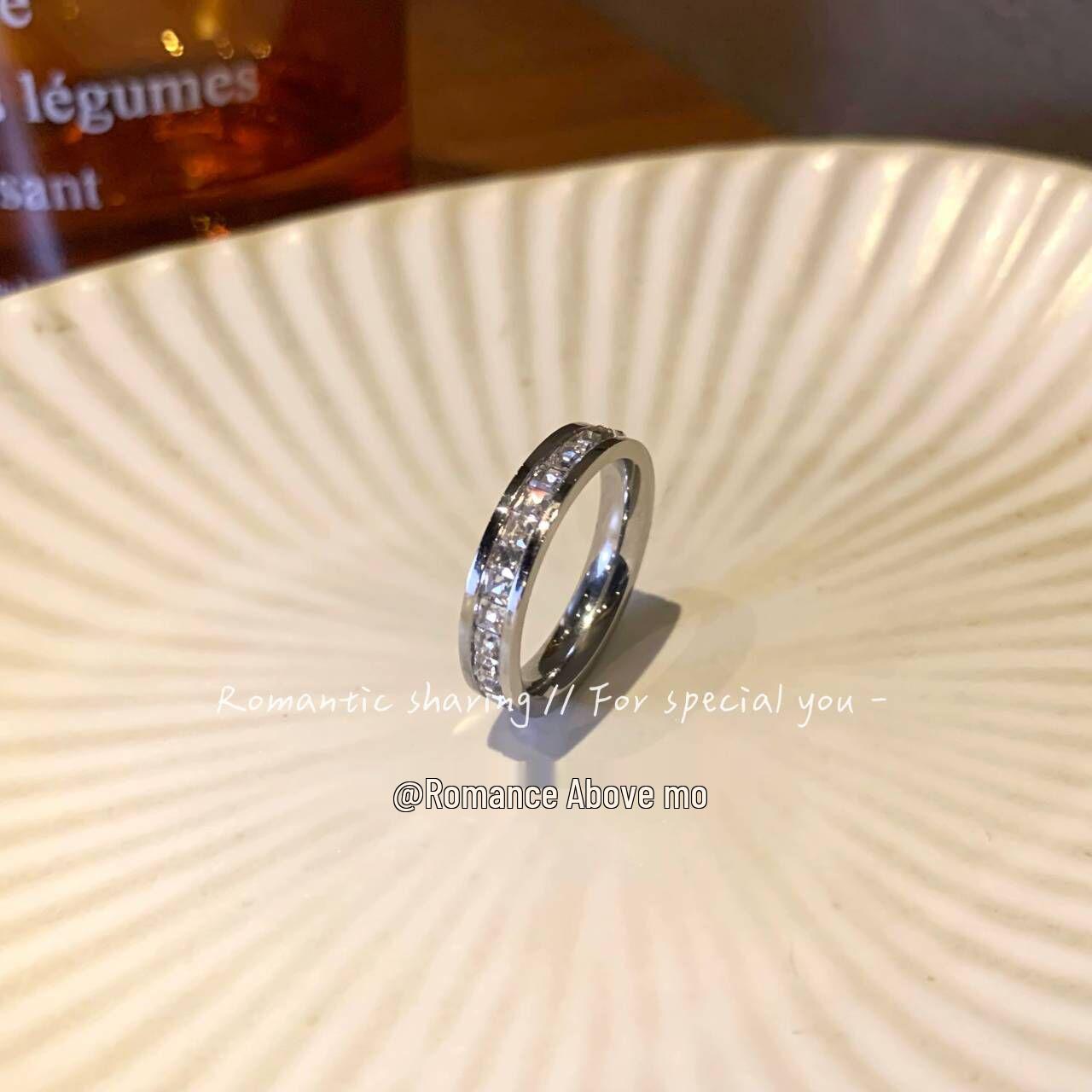 

Женское роскошное кольцо на мизинец: Блестящая циркониевая сталь с титановым покрытием, Не выцветает, Нишевый дизайн высокого класса Size 6