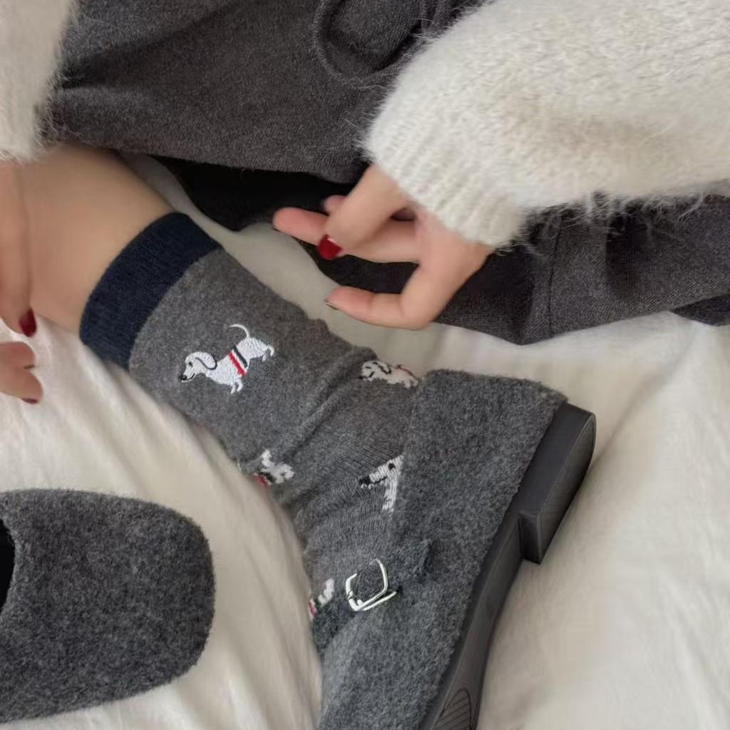 Damen Herbst Winter Verdickte Warme Gestreifte Stoff Logo Cartoon Welpe Gestickte Wolle Mittelhohe Schaft Frotteesocken