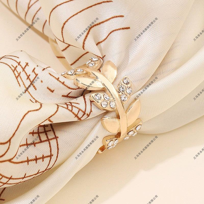 

Корейский элегантный шелковый шарф и кольцо: Универсальный дизайн листа, аксессуар двойного назначения